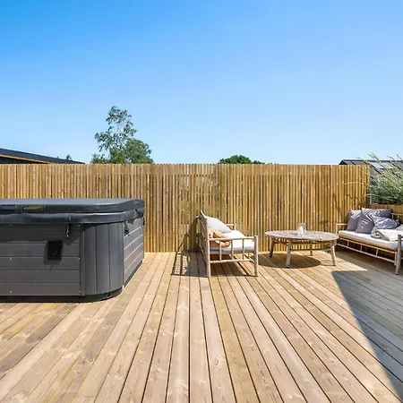 Gorgeous In With Jacuzzi Holiday home *