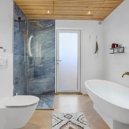 Gorgeous In With Jacuzzi *
