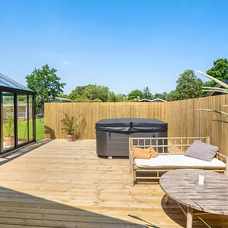 Gorgeous In With Jacuzzi Holiday home *